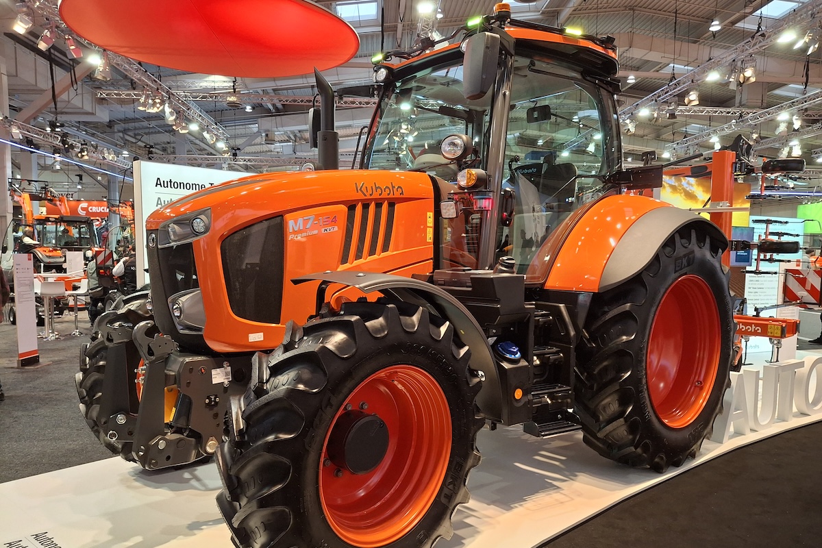 Il trattore autonomo M7-154 di Kubota: la colorazione delle spie segnala la modalità di funzionamento (Rosso = inattivo, Blu = autonomo, Bianco = manuale)